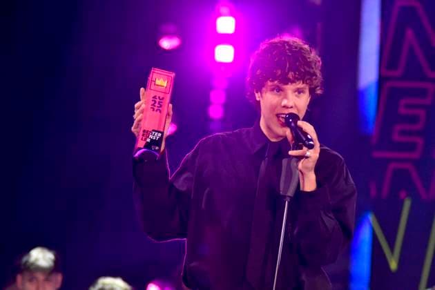 ABBbielefeld Zartmann Saenger with Krone prizewinner on the show Behne at the award ceremony of the WDR Music Prize 1 Live Krone in the Lokschuppen Bielefeld on 04 12 2025 NRW Germany