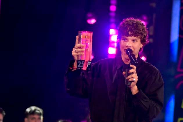 ABBbielefeld Zartmann Saenger with Krone prizewinner on the show Behne at the award ceremony of the WDR Music Prize 1 Live Krone in the Lokschuppen Bielefeld on 04 12 2025 NRW Germany