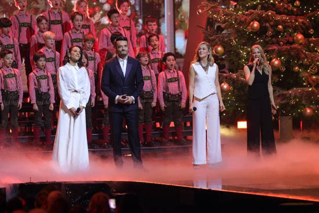 The Great Christmas Show 2025 Presenter Giovanni Zarrella with Nadja Benaissa from No Angels and 2theMoonbeats pop duo consisting of Julia Lindholm and Linda Hesse The Great Christmas Show presented by Giovanni Zarrella ZDF Live broadcast from 04 12 2025 in the Baden Arena Offenburg Offenburg, Baden Württemberg, Germany