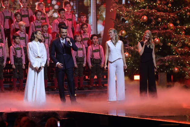 The Great Christmas Show 2025 Presenter Giovanni Zarrella with Nadja Benaissa from No Angels and 2theMoonbeats pop duo consisting of Julia Lindholm and Linda Hesse The Great Christmas Show presented by Giovanni Zarrella ZDF Live broadcast from 04 12 2025 in the Baden Arena Offenburg Offenburg, Baden Württemberg, Germany