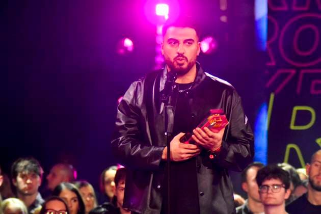 ABBbielefeld Tahsim Durgun Sanger Prizewinner with crown on the show Behne at the award ceremony of the WDR Music Prize 1 Live Krone in the Lokschuppen Bielefeld on 04 12 2025 NRW Germany