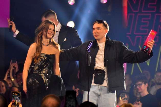 ABBbielefeld Filow, Ikkimel, Melina Gaby Strauss Strauss with Krone Prizewinner on the show Behne at the award ceremony of the WDR Music Prize 1 Live Krone in the Lokschuppen Bielefeld on 04 12 2025 NRW Germany