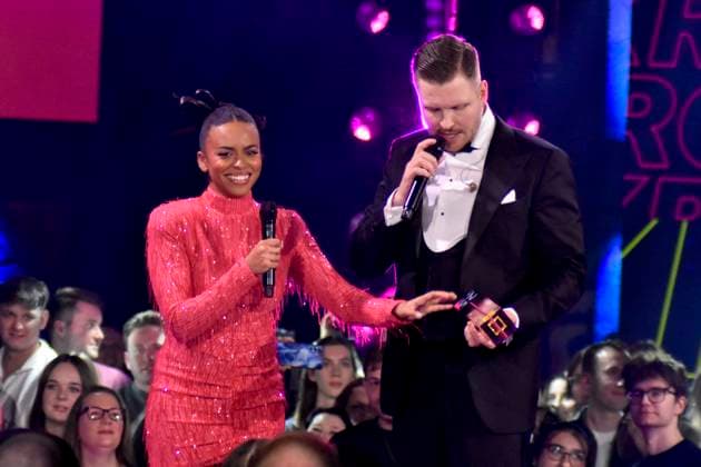 ABBbielefeld Aminata Belli presenter with Finch, Nils Wehowsky with Krone prizewinner on the Behne show at the WDR Musikpreis 1 Live Krone award ceremony in the Lokschuppen Bielefeld on 04 12 2025 NRW Germany