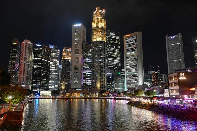 Nachts beleuchtete Skyline des Finanzdistrikts von Singapur mit dem Singapore River im Vordergrund, Asien, Singapur, BLF, *** Skyline of the financial district of Singapore illuminated at night with the Singapore River in the foreground, Asia, Singapore, BLF, _DSC4863_Bernd_Leitner_Fotodesign