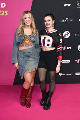 Johanna and Maria Clara Groppler at the 26 award ceremony of the 1Live Krone 2025 in the Lokschuppen Bielefeld, 04 12 2025 geislerfp_krone2025_5403