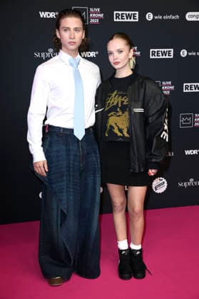 Berq and Paula Hartmann at the 26 award ceremony of the 1Live Krone 2025 in the Lokschuppen Bielefeld, 04 12 2025 geislerfp_krone2025_5785