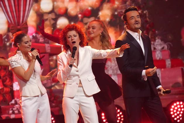 Sandy Moelling, Lucy Diakovska und Giovanni Zarrella beim Auftritt in der - Die grosse Weihnachtsshow - (ZDF) in der Baden Arena am 4.12.2025 in Offenburg Die grosse Weihnachtsshow (ZDF) *** Sandy Moelling, Lucy Diakovska and Giovanni Zarrella performing in Die grosse Weihnachtsshow ZDF in the Baden Arena on 4 12 2025 in Offenburg Die grosse Weihnachtsshow ZDF 