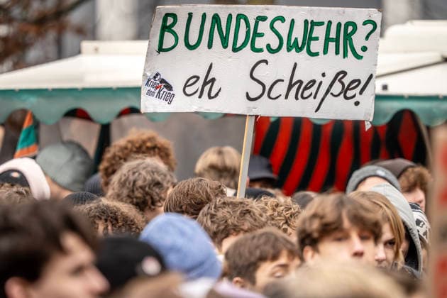 Bundeswehr? Eh Scheiße! Plalakat beim Schulstreik, Schüler und Schülerinnen protestieren gegen die neue Wehrpflicht, München, 5. Dezember 2025 Deutschland, München, 5. Dezember 2025, Bundeswehr? Eh Scheiße! Protestplakat gegen die Wehrpflicht, Plakat beim Schülerstreik, bundesweiter Schulstreik, Motto: Nein zur Wehrpflicht, Protest gegen die neue Wehrpflicht, das Gesetz der Regierungskoalition, Auftaktkundgebung am Giesinger Bahnhof mit anschließendem Demozug, ca. 2000 junge Teilnehmer, Veranstalter ist ein breites Bündnis von linken Gruppierungen wie den Jusos, Verdi, Die Linke, der DKP, SDAJ, Wehrpflicht!, Politik, Demo, Bayern, *** Bundeswehr Eh Scheiße Plalakat at the school strike, pupils protest against the new compulsory mi
