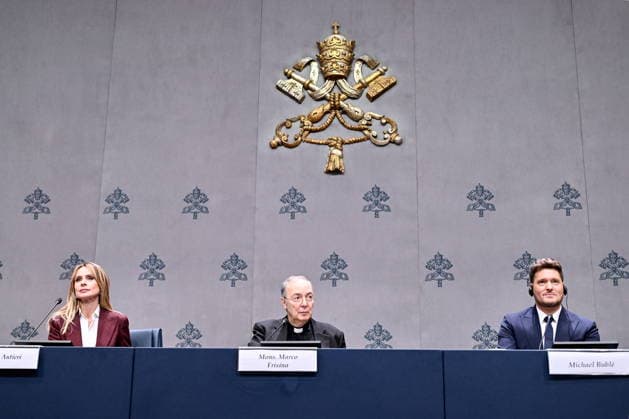 December 5, 2025, Vatican City, Rome, Vatican: Press conference for the Concert with the Poor. Pictured are Don Marco Frisina, Serena Autieri, and Michael Buble. Vatican City, Dec 5th, 2025 Vatican City Vatican  - ZUMAa289 20251205_zia_a289_110 Copyright: xMariaxLauraxAntonelli Agfx