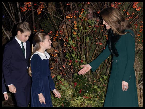 . 05 12 2025. London, United Kingdom. Kate Middleton, the Princess of Wales, greets Prince George and Princess Charlotte at the entrance to Westminster Abbey in London for the start of the Together at Christmas carol service.  xStephenxLockx xi-Imagesx IIM-26438-0012
