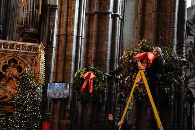 Together At Christmas carol service 2025 Decorators put up wreaths in the Abbey ahead of the Together At Christmas carol service at Westminster Abbey in London. Picture date: Friday December 5, 2025., Credit:Aaron Chown Avalon UK, London  Copyright: xAaronxChownx xAvalonx 1056771602