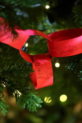 Members Of The Royal Family Attend The Together At Christmas Carol Service LONDON, ENGLAND - DECEMBER 05: A paper chain garland signed by Prince Louis of Wales on a Christmas tree at the Together At Christmas Carol Service at Westminster Abbey on December 05, 2025 in London, England. Led by The Princess and supported by The Royal Foundation, the annual event offered a chance to pause and reflect on the values of love, compassion, and the connections we share. The service also highlighted remarkable individuals from across the UK who have demonstrated extraordinary kindness, empathy, and support within their communities., Credit:Chris Jackson Avalon United Kingdom, England, London, Westminster Abbey Copyright: xChrisxJacksonx xAvalonx 1056773847