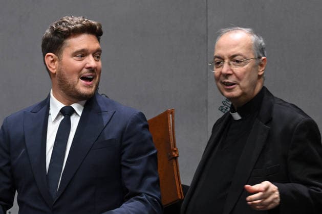 ITALY - PRESS CONFERENCE IN OCCASIONE DELLA PRESENTAZIONE DEL CONCERTO PER I POVERI AT THE VATICAN - 2025 12 5 Italy, Rome, Vatican, 2025 12 5.Michael Steven Bublé (L) and Don Marco Frisina (R) during a Press conference for the Concert with the Poor. at the Vatican. Pictured are da sinista Don marco Frisina ,Serena Autieri, Michael Steven Bublé and Gualtiero Ventura EDITORIAL USE ONLY - NO BOOKS Copyright: xALESSIAxGIULIANIx