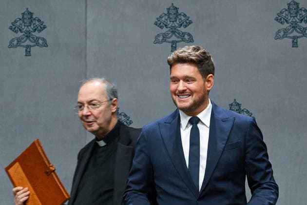 ITALY - PRESS CONFERENCE IN OCCASIONE DELLA PRESENTAZIONE DEL CONCERTO PER I POVERI AT THE VATICAN - 2025 12 5 Italy, Rome, Vatican, 2025 12 5.Michael Steven Bublé (R) and Don Marco Frisina (L) during a Press conference for the Concert with the Poor. at the Vatican. Pictured are da sinista Don marco Frisina ,Serena Autieri, Michael Steven Bublé and Gualtiero Ventura EDITORIAL USE ONLY - NO BOOKS Copyright: xALESSIAxGIULIANIx