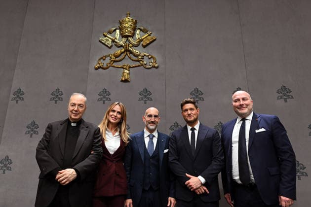 ITALY - PRESS CONFERENCE IN OCCASIONE DELLA PRESENTAZIONE DEL CONCERTO PER I POVERI AT THE VATICAN - 2025 12 5 Italy, Rome, Vatican, 2025 12 5.Michael Steven Bublé (R) during a Press conference for the Concert with the Poor. at the Vatican. Pictured are da sinista Don marco Frisina ,Serena Autieri, Michael Steven Bublé and Gualtiero Ventura EDITORIAL USE ONLY - NO BOOKS Copyright: xALESSIAxGIULIANIx