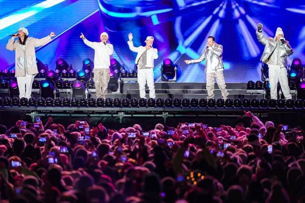 04 12 2025, Schladming, AUT, On the road in Styria, Ski Opening 2025, concert, in the picture Backstreet Boys, feature, overview, Planai Stadium, feature, fan, concert,
