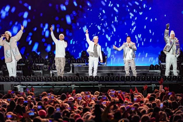 04 12 2025, Schladming, AUT, On the road in Styria, Ski Opening 2025, concert, in the picture Backstreet Boys, feature, overview, Planai Stadium, feature, fan, concert,