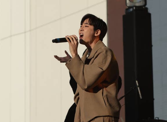 iHeartRadio 102.7 KIIS FM s Jingle Ball 2025 - Pre-Show Village Kevin Woo from KPop Demon Hunters (the singing voice for the character Mystery Saja) performs at iHeartRadio 102.7 KIIS FM s Jingle Ball 2025 Presented by Capital One - Pre-Show at Intuit Dome on December 05, 2025 in Los Angeles, California. Inglewood INTUIT DOME California USA Copyright: xCraSH imageSPACEx