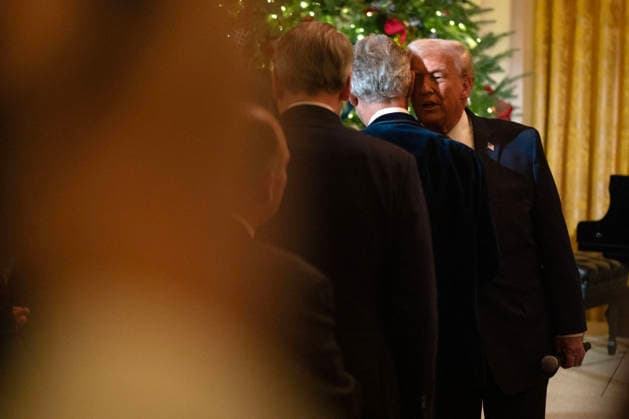 President Trump and First Lady attend Andrea Bocelli Concert President Donald Trump whipers in to the ear of Andra Bocelli during a concert by Andrea Bocelli in the East Room of the White House on Friday December 5, 2025 in Washington, DC. (Photo by Leigh Vogel Pool ABACAPRESS.COM) Washington DC  Copyright: xPool ABACAx