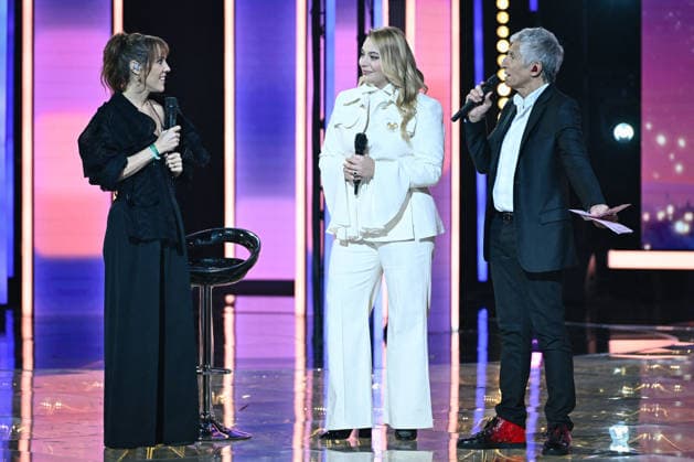 The Telethon show in Paris FA French singers Zaz and Santa speak with French TV personality Nagui during the Telethon show on France Television in Paris on December 5, 2025. Photo by Firas Abdullah ABACAPRESS.COM Paris Ile-de-France France  Copyright: xAbdullahxFiras ABACAx