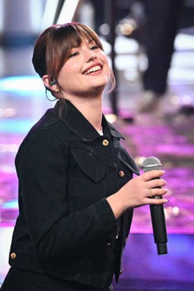 The Telethon show in Paris FA French singer Marine performs during the Telethon show on France Television in Paris on December 5, 2025. Photo by Firas Abdullah ABACAPRESS.COM Paris Ile-de-France France  Copyright: xAbdullahxFiras ABACAx