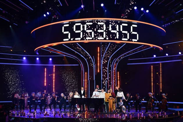 The Telethon show in Paris FA French singer Santa preforms during the Telethon show on France Television in Paris on December 5, 2025. Photo by Firas Abdullah ABACAPRESS.COM Paris Ile-de-France France  Copyright: xAbdullahxFiras ABACAx
