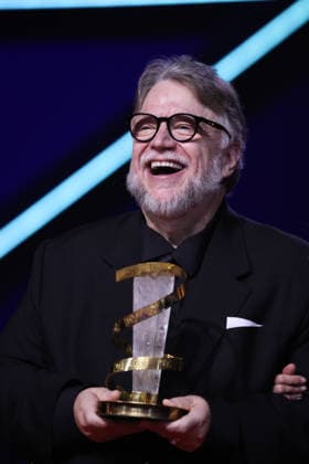 22eme Festival du Film de Marrakech Hommage a Guillermo del Toro Guillermo del Toro, with the Tribute Award during the Tribute Ceremony honoring Guillermo del Toro on day Eight of the 22nd Marrakech International Film Festival Marrakech, Morocco 05 12 2025 451298 2025 12 05 MARRAKECH Morocco  Copyright: xRomualdxMeigneuxx xStarfacex STAR_451298_026