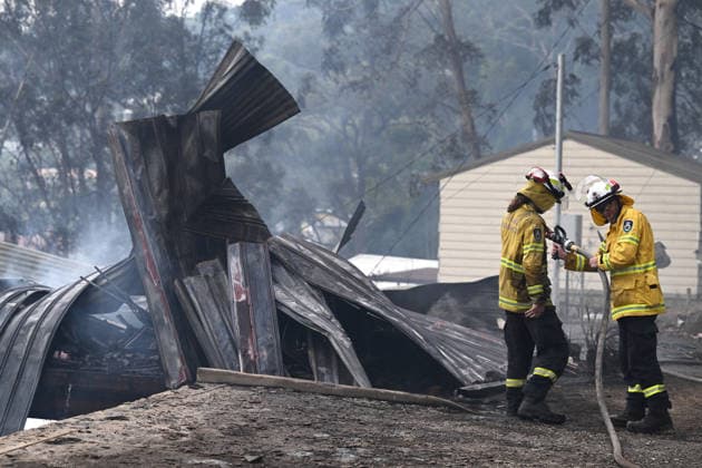 News Bilder des Tages BUSHFIRE CENTRAL COAST, A bushfire destroys homes along Glenrock Parade in Koolewong on the Central Coast, north of Sydney, Saturday, December 6, 2025. ( NO ARCHIVING SYDNEY NEW SOUTH WALES AUSTRALIA  Copyright: xDANxHIMBRECHTSx 20251206136905360939