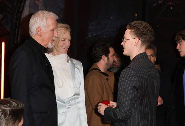 James Cameron, Suzy Amis Cameron et Britain Dalton Avant première du film Avatar Fire and Ash Avatar de Feu et de Cendres à la Seine Musicale de Boulogne Billancourt le 5 décembre 2025 Coadic Guirec Bestimage Preview screening of the film Avatar Fire and Ash at the Seine Musicale in Boulogne Billancourt on December 5, 2025 Paris France  Copyright: xCOADICxGUIRECx xBESTIMAGExCOADICxGUIRECx xBESTIMAGEx