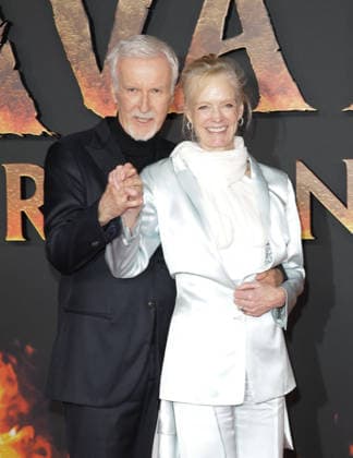 James Cameron et sa femme Suzy Amis Cameron Avant première du film Avatar Fire and Ash Avatar de Feu et de Cendres à la Seine Musicale de Boulogne Billancourt le 5 décembre 2025 Coadic Guirec Bestimage Preview screening of the film Avatar Fire and Ash at the Seine Musicale in Boulogne Billancourt on December 5, 2025 Paris France  Copyright: xCOADICxGUIRECx xBESTIMAGExCOADICxGUIRECx xBESTIMAGEx