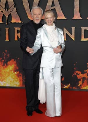 James Cameron et sa femme Suzy Amis Cameron Avant première du film Avatar Fire and Ash Avatar de Feu et de Cendres à la Seine Musicale de Boulogne Billancourt le 5 décembre 2025 Coadic Guirec Bestimage Preview screening of the film Avatar Fire and Ash at the Seine Musicale in Boulogne Billancourt on December 5, 2025 Paris France  Copyright: xCOADICxGUIRECx xBESTIMAGExCOADICxGUIRECx xBESTIMAGEx
