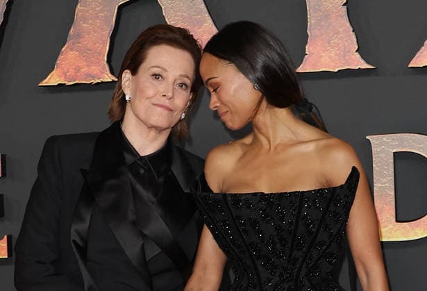 Sigourney Weaver et Zoe Saldana Avant première du film Avatar Fire and Ash Avatar de Feu et de Cendres à la Seine Musicale de Boulogne Billancourt le 5 décembre 2025 Coadic Guirec Bestimage Preview screening of the film Avatar Fire and Ash at the Seine Musicale in Boulogne Billancourt on December 5, 2025 Paris France  Copyright: xCOADICxGUIRECx xBESTIMAGExCOADICxGUIRECx xBESTIMAGEx
