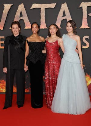 Sigourney Weaver, Zoe Saldana, Bailey Bass et Trinity Jo Li Bliss Avant première du film Avatar Fire and Ash Avatar de Feu et de Cendres à la Seine Musicale de Boulogne Billancourt le 5 décembre 2025 Coadic Guirec Bestimage Preview screening of the film Avatar Fire and Ash at the Seine Musicale in Boulogne Billancourt on December 5, 2025 Paris France  Copyright: xCOADICxGUIRECx xBESTIMAGExCOADICxGUIRECx xBESTIMAGEx