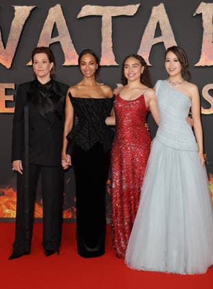 Sigourney Weaver, Zoe Saldana, Bailey Bass et Trinity Jo Li Bliss Avant première du film Avatar Fire and Ash Avatar de Feu et de Cendres à la Seine Musicale de Boulogne Billancourt le 5 décembre 2025 Coadic Guirec Bestimage Preview screening of the film Avatar Fire and Ash at the Seine Musicale in Boulogne Billancourt on December 5, 2025 Paris France  Copyright: xCOADICxGUIRECx xBESTIMAGExCOADICxGUIRECx xBESTIMAGEx
