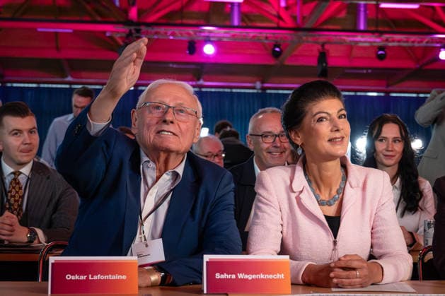 Die Parteigründerin und scheidende Parteivorsitzende Sahra Wagenknecht mit ihrem Ehemann Oskar Lafontaine zu Beginn des Parteitags;Bundesparteitag BSW Bündnis Soziale Gerechtigkeit und Wirtschaftliche Vernunft Bündnis Sahra Wagenknecht in Magdeburg, Magdeburg Sachsen-Anhalt Deutschland Messe Magdeburg *** The party founder and outgoing party chairwoman Sahra Wagenknecht with her husband Oskar Lafontaine at the start of the party conference Federal Party Conference BSW Alliance for Social Justice and Economic Reason Alliance Sahra Wagenknecht in Magdeburg, Magdeburg Saxony-Anhalt Germany Magdeburg Trade Fair Center