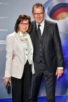 ABBduesseldorf Gerd Müller Mueller with Mrs. Gerti Müller Hoorens UNIDO Secretary General on the blue carpet at the 18th German Sustainability Award 2025 ceremony at the Maritim Hotel on 05 12 2025 NRW Germany