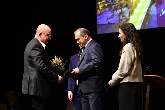 Marco Mende, Martin Schulz, Octavian Ursu and Constanze Geier at the ceremony for the awarding of the Meridian of Honorary Office at the Gerhart Hauptmann Theater Görlitz Görlitz, 05 12 2025 Copyright: xMatthiasxWehnertx