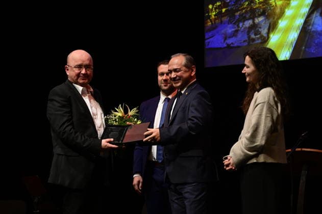 Marco Mende, Martin Schulz, Octavian Ursu and Constanze Geier at the ceremony for the awarding of the Meridian of Honorary Office at the Gerhart Hauptmann Theater Görlitz Görlitz, 05 12 2025 Copyright: xMatthiasxWehnertx