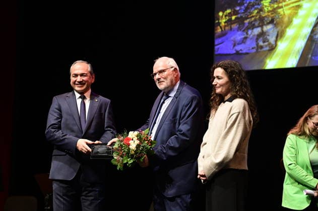 Octavian Ursu, Carsten Liebig, Constanze Geier and Catrin Hammer at the ceremony for the awarding of the Meridian of Honorary Office at the Gerhart Hauptmann Theater Görlitz Görlitz, 05 12 2025 Copyright: xMatthiasxWehnertx