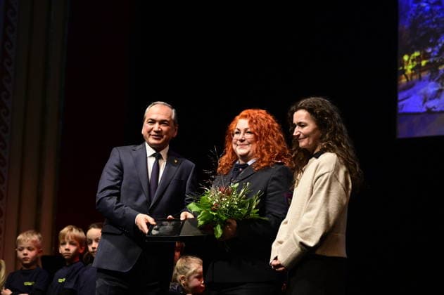 Octavian Ursu, Antje Steiner and Constanze Geier at the ceremony for the award of the Meridian of Honorary Office at the Gerhart Hauptmann Theater Görlitz Görlitz, 05 12 2025 Copyright: xMatthiasxWehnertx