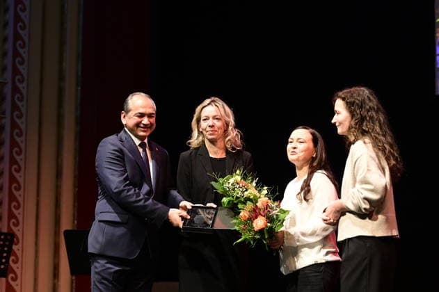 Octavian Ursu, Team TelefonSeelsorge Oberlausitz and Constanze Geier at the ceremony for the awarding of the Meridian of Honorary Office at the Gerhart Hauptmann Theater Görlitz Görlitz, 05 12 2025 Copyright: xMatthiasxWehnertx