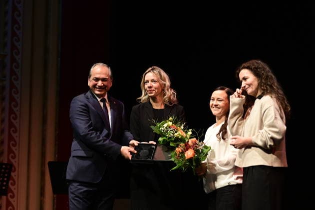 Octavian Ursu, Team TelefonSeelsorge Oberlausitz and Constanze Geier at the ceremony for the awarding of the Meridian of Honorary Office at the Gerhart Hauptmann Theater Görlitz Görlitz, 05 12 2025 Copyright: xMatthiasxWehnertx
