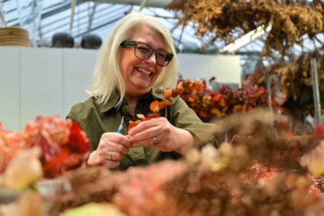 STOCKHOLM, SWEDEN 20251206 Helen Magnusson, Chief Florist at Hässelby Blommor during a press viewing of this years floral decorations for the Nobel Prize ceremony STOCKHOLM SWEDEN x10658x  Copyright: xMagnusxLejhall TTx HÄSSELBY BLOMMOR INÖFR NOBEL gefs71x4nYY