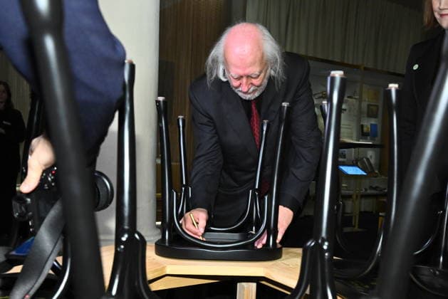 Laszlo Krasznahorkai, laureate in literature, signs the Nobel chairs at the Nobel Museum in Stockholm, Sweden, December 6, 2025 STOCKHOLM SWEDEN x10090x  Copyright: xClaudioxBresciani TTx NOBEL CHAIRS ARE SIGNED BY THE PRIZE WINNERS qawLpAcJxW4