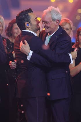 The Great Christmas Show 2025 Presenter Giovanni Zarrella hugs Johannes Zurnieden Founder and Managing Director of Bonn-based cruise operator Phoenix Reisen , who has just donated 1.2 million euros on behalf of Phoenix Reisen The Great Christmas Show presented by Giovanni Zarrella ZDF Live broadcast from 04 12 2025 in the Baden A