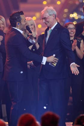 The Great Christmas Show 2025 Presenter Giovanni Zarrella hugs Johannes Zurnieden Founder and Managing Director of Bonn-based cruise operator Phoenix Reisen , who has just donated 1.2 million euros on behalf of Phoenix Reisen The Great Christmas Show presented by Giovanni Zarrella ZDF Live broadcast from 04 12 2025 in the Baden A