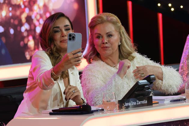 The Great Christmas Show 2025 Jana Ina Zarrella and Marijke Amado take a selfie at the donation phone The Great Christmas Show presented by Giovanni Zarrella ZDF Live broadcast from 04 12 2025 in the Baden Arena Offenburg Offenburg, Baden Württemberg, Germany