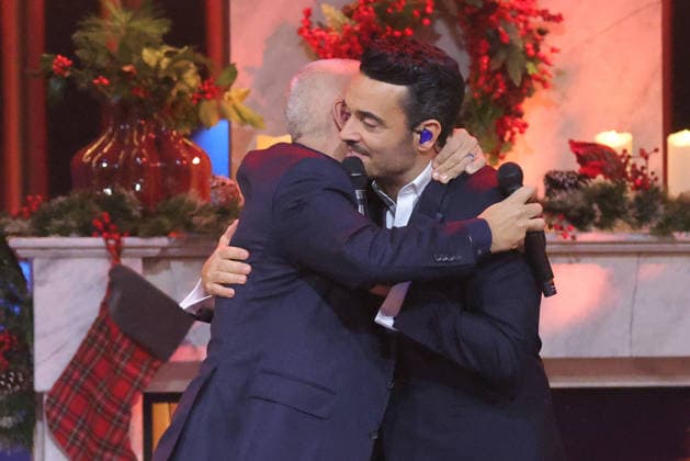 The Great Christmas Show 2025 Presenter Giovanni Zarrella hugs Eros Ramazzotti Italian pop singer, songwriter and music producer The Great Christmas Show presented by Giovanni Zarrella ZDF Live broadcast from 04 12 2025 in the Baden Arena Offenburg Offenburg, Baden Württemberg, Germany
