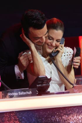 The Great Christmas Show 2025 Presenter Giovanni Zarrella tenderly hugs Sandy Mölling from No Angels, who is on the donation phone The Great Christmas Show presented by Giovanni Zarrella ZDF Live broadcast from 04 12 2025 in the Baden Arena Offenburg Offenburg, Baden Württemberg, Germany