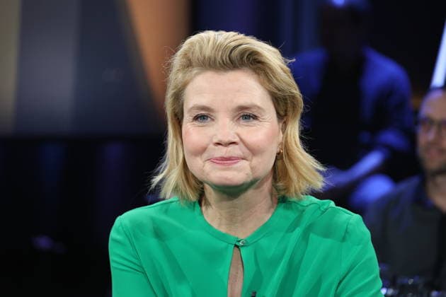 Annette Frier, actress, guest on the NDR Talk Show on 5 12 2025, photo session before the broadcast in the 3 program of NDR television in the Hamburg Lokstedt television studio